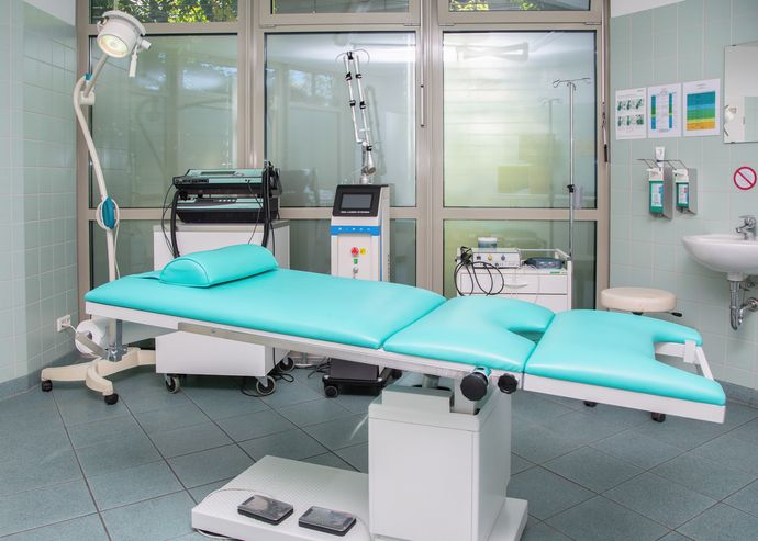 Eingriffsraum mit Behandlungsliege und medizinischer Ausstattung